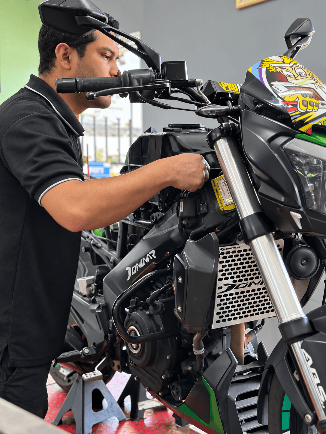 Mecánico de JYA JPM trabajando en la reparación de una motocicleta