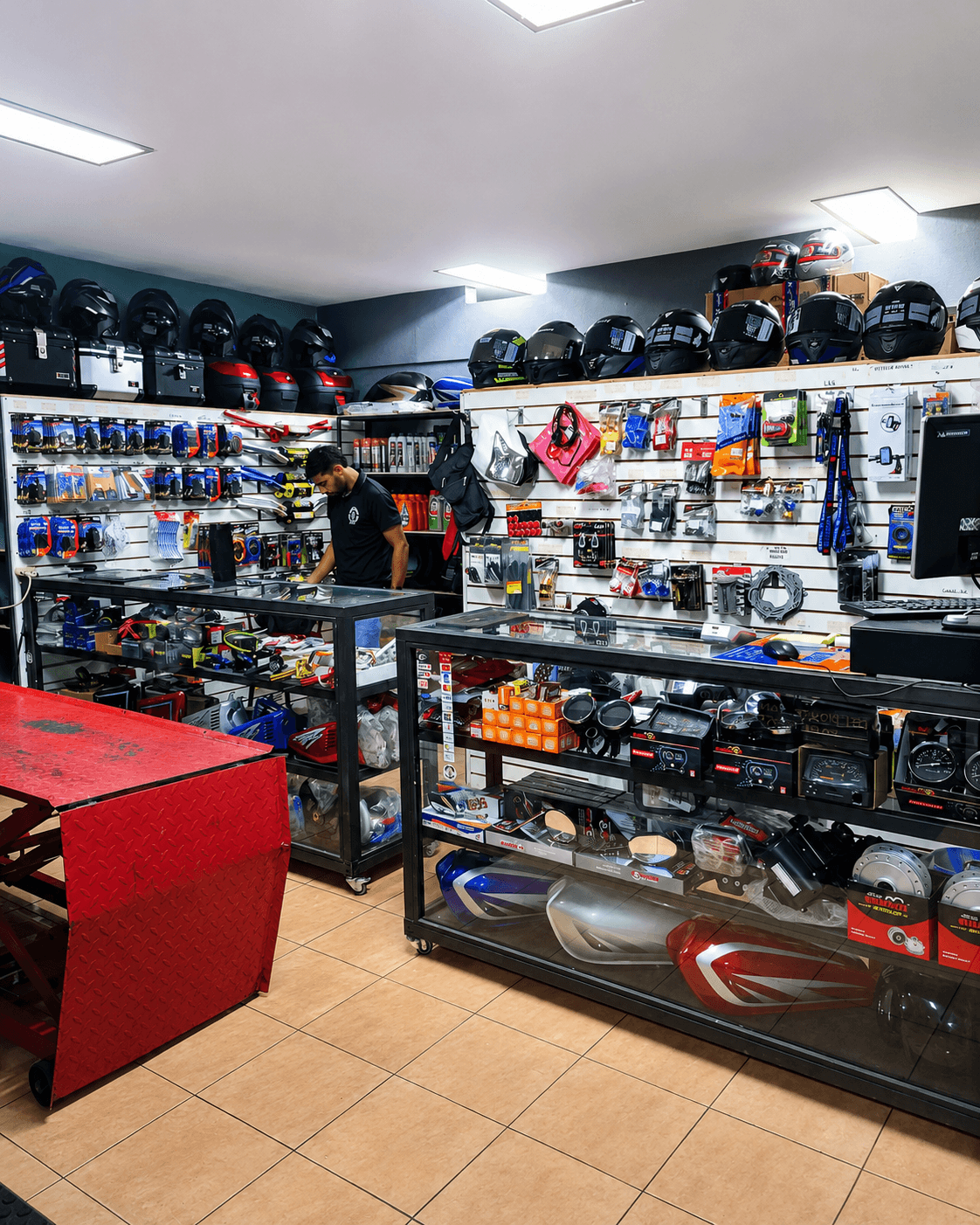 Interior de la tienda de repuestos JYA JPM